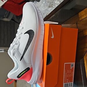 Womens size 8.5 flex experience rn 12